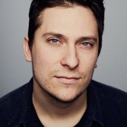 吉雍·勒航 飾演 Antoine