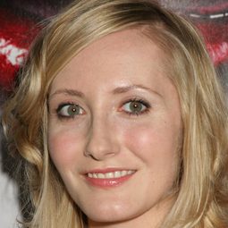 Danielle James 飾演 Alessandra