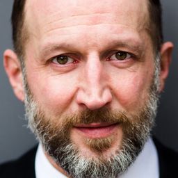 Robert Viktor Minich 飾演 Harry