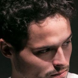 小孔薩羅·維加 飾演 Nicolás