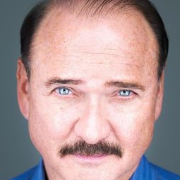 Murphy Guyer 飾演 Barry O'Donnell