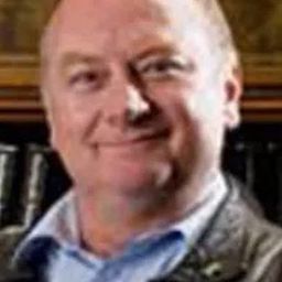 Alan Cinis 飾演 Lew Roberts