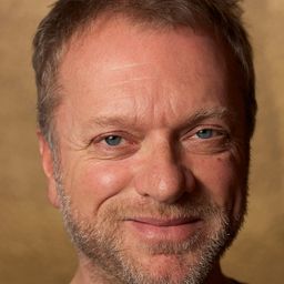 Reinhard Nowak 飾演 Paulas Vater