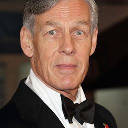 道格拉斯·萊斯 飾演 Sotheby