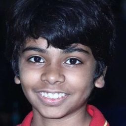 Parth Bhalerao 飾演 Akhrot