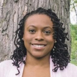 多拉·貝爾 飾演 Renée (voice)