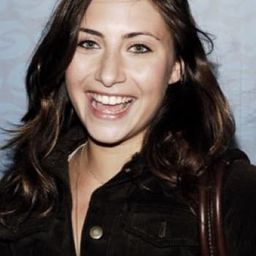 Stella Keitel 飾演 Zeldy Lazar