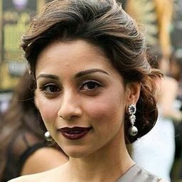 阿姆里塔·普利 飾演 Arzoo