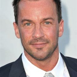 Craig Parker 飾演 Henley