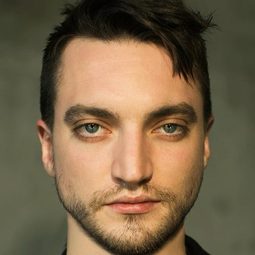 理察夏蒙 - 灰姑娘的故事: 明星之戀演員 飾演Kale Tremaine