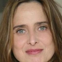 嘉露法蘭 - 囚犯演員 飾演Babette