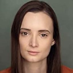 Natasha Rose Mills 飾演 Jessica