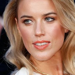 Alexandra Weaver 飾演 Lisa Insomniac