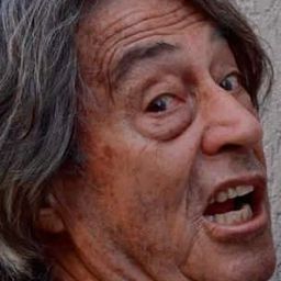 Hugo Rodas 飾演 Comandante Chileno