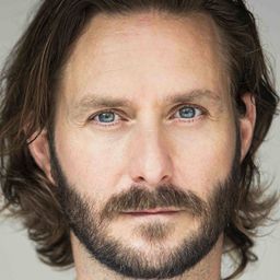 Darri Ingolfsson 飾演 