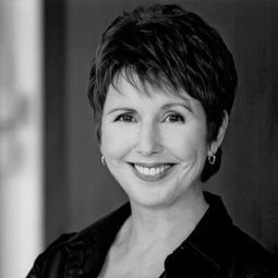 Elva Mai Hoover - Gate II演員 飾演Doctor