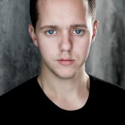 Stevee Davies 飾演 Dougie