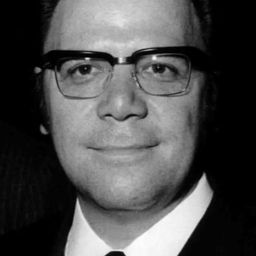 Walter Berry 飾演 Self - Bass