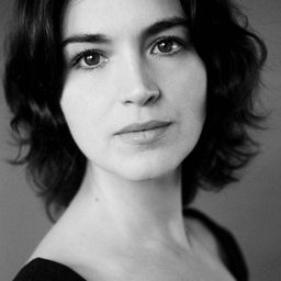 Claire Garvey 飾演 Kelly