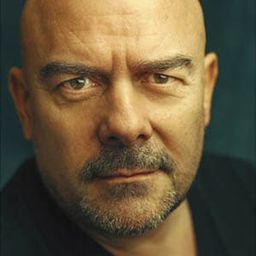 Paul Garrett 飾演 Bob