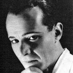 Carlos Díaz de Mendoza 飾演 Arévalo