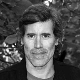 賈利爾·雷斯培 - 艾莉絲的闇影謎情演員 飾演Antoine Doriot