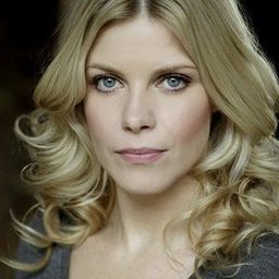 Vanessa Hehir 飾演 Esther