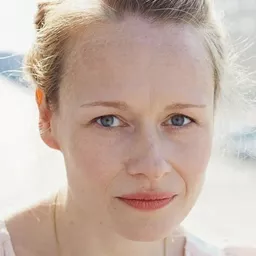 Anja Schneider 飾演 Alexandra