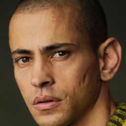 Tawfeek Barhom 飾演 Reda