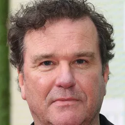 德格拉斯荷治 飾演 Sir Robert Loxley