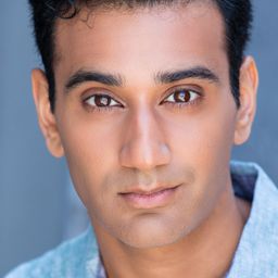 Nikhil Pai 飾演 Waiter