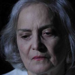 Laura Soveral 飾演 Mère Carmine