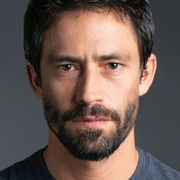 蒂亞哥·柯利亞 飾演 Joaquin