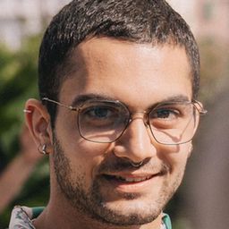 Ciprian Chiujdea 飾演 Adi