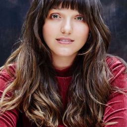 Jenna Sutch 飾演 Fliss