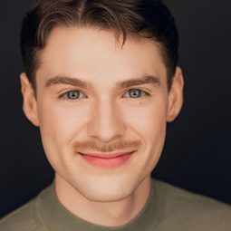 Sam Asa Brownstein 飾演 Christian