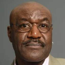 戴洛依·林多 飾演 Skeres