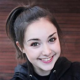 莉拉·拉空姆 飾演 Charlotte