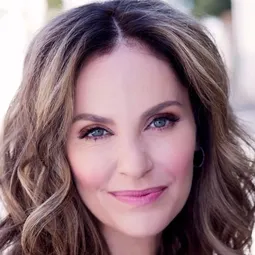 艾米·布倫尼曼 - 公理演員 飾演Kim Trainer