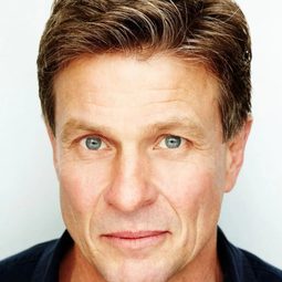 Mark Lee 飾演 John