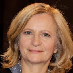 Johanna Gastdorf 飾演 Caroline Hilbert