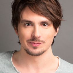 Guillermo Guiz 飾演 