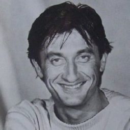 Philip Sayer 飾演 Pilot