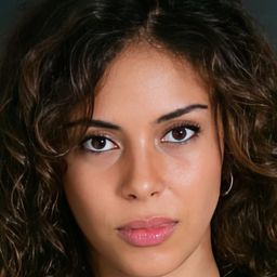 María Ramos Mouhoub 飾演 Hamida