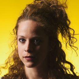 Elli Tringou 飾演 Aspa