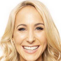 妮基·格拉瑟 飾演 Self