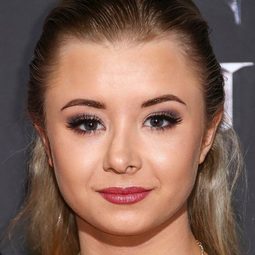 凱莉·英格朗 飾演 Becky