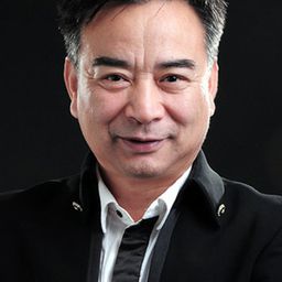 嶽躍利 飾演 Ellie's father