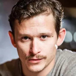 喬爾·巴斯曼 飾演 Bruno Reiter