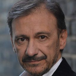 Jorge de Juan 飾演 Paramio